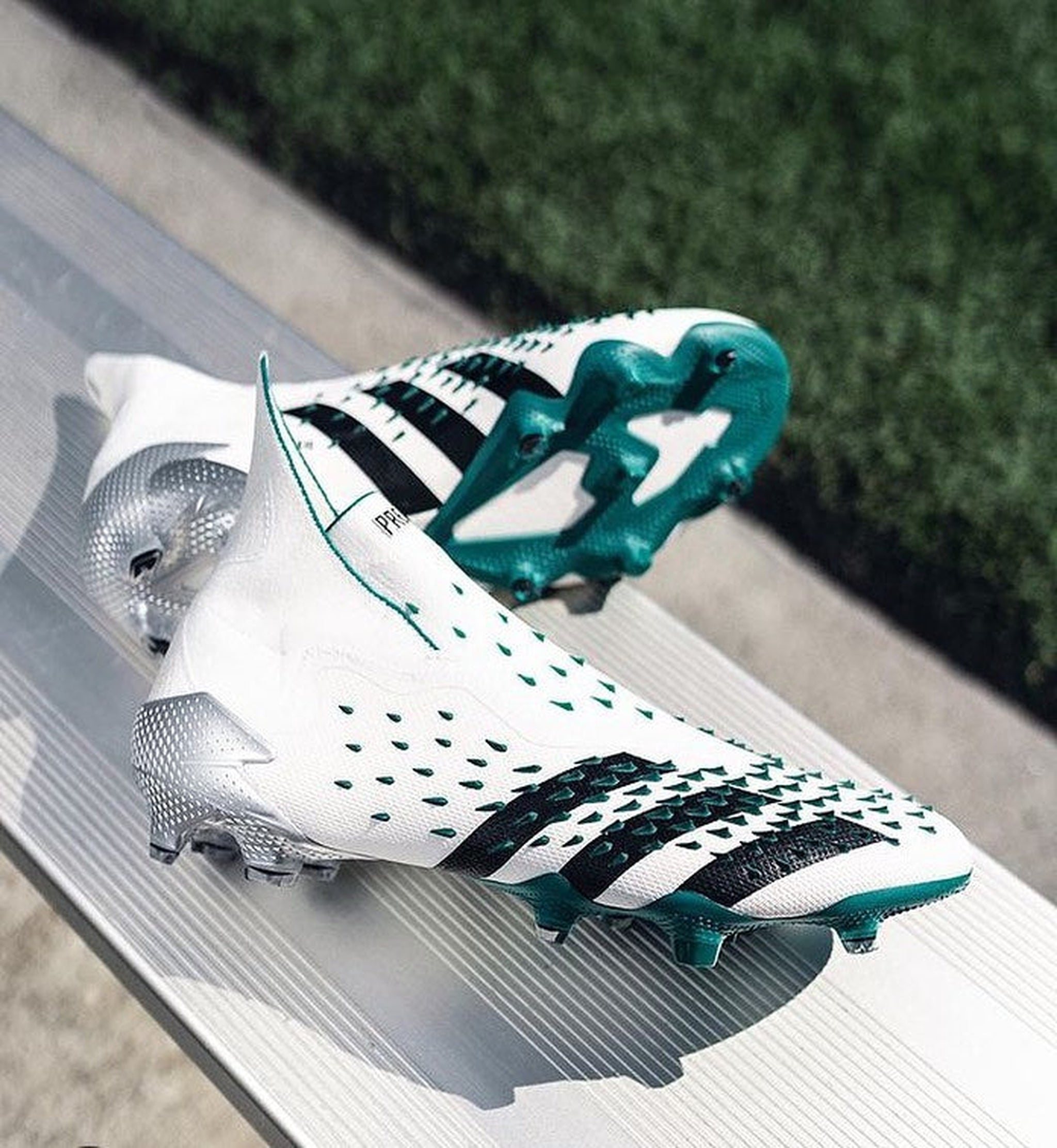 Chuteira Adidas Predator Freak + EQT - Imagem 1